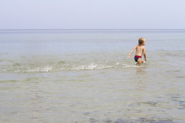 Deutschland, Schleswig-Holstein, Kiel, kleines Mädchen beim Baden in der Ostsee - JFEF000426