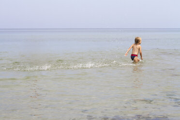 Germany, Schleswig-Holstein, Kiel, little girl bathing in the Baltic Sea - JFEF000426