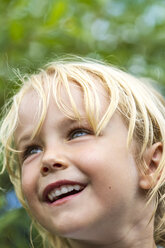 Porträt eines glücklichen kleinen Mädchens - JFEF000429