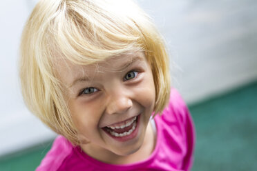 Porträt eines lachenden kleinen Mädchens - JFEF000435