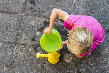 Kleines Mädchen spielt mit Wasserkanister und Eimer - JFEF000441