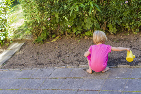 Kleines Mädchen gießt mit Wasserkanister - JFEF000442