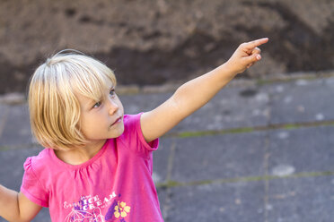 Kleines Mädchen, das mit dem Finger auf etwas zeigt - JFEF000444