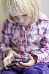 Kleines Mädchen spielt mit Smartphone - JFEF000452