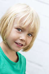 Porträt eines lächelnden kleinen Mädchens - JFEF000453