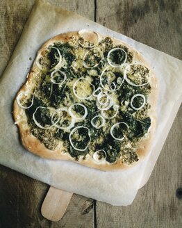 Hausgemachte Pizza mit Zitronenmelissenpesto, Spinat und veganem Käse - HAWF000342