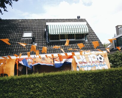 Niederlande, Flevoland, Almere, Haus mit orangefarbenen und niederländischen Fahnen während der Fußballweltmeisterschaft, - HAWF000346