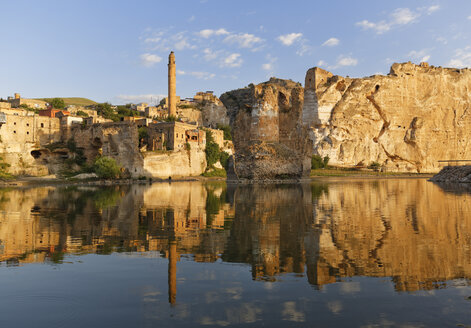 Türkei, Anatolien, Hasankeyf, Minarett der El-Rizk-Moschee am Fluss Tigris - SIEF005496