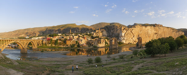 Turkey, Anatolia, Hasankeyf, River Tigris and townscape - SIEF005497