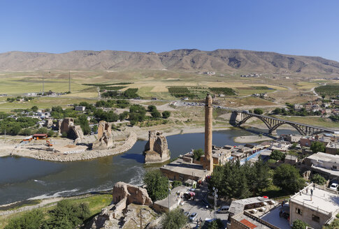 Türkei, Anatolien, Hasankeyf, Minarett der El-Rizk-Moschee am Fluss Tigris - SIEF005509