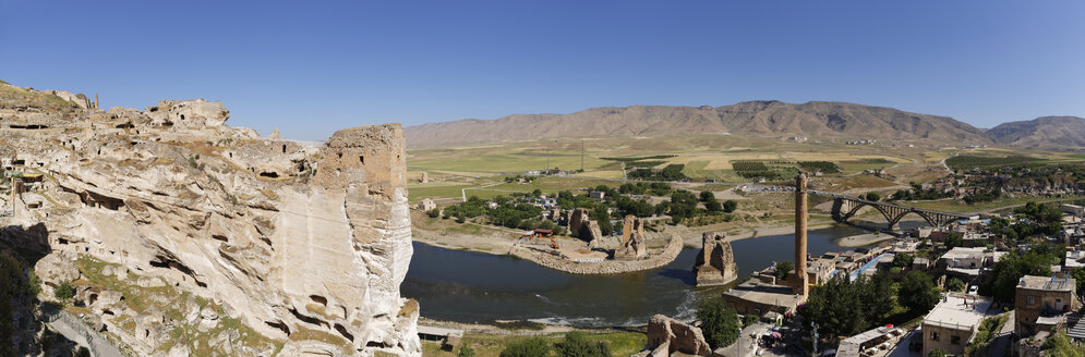 Türkei, Anatolien, Hasankeyf, Fluss Tigris und Stadtbild - SIEF005510