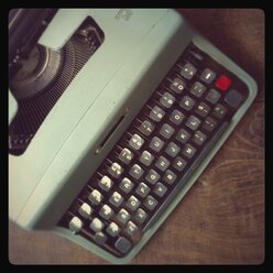 Vintage portable mechanical typewriter - HAWF000347