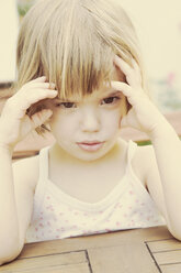 Porträt eines müden kleinen Mädchens mit dem Kopf in seinen Händen - LVF001487