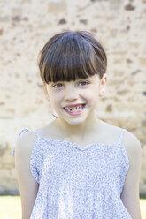 Porträt eines lächelnden kleinen Mädchens mit Zahnlücke - LVF001498