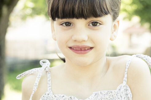 Porträt eines lächelnden kleinen Mädchens mit Zahnlücke, Teilansicht - LVF001499