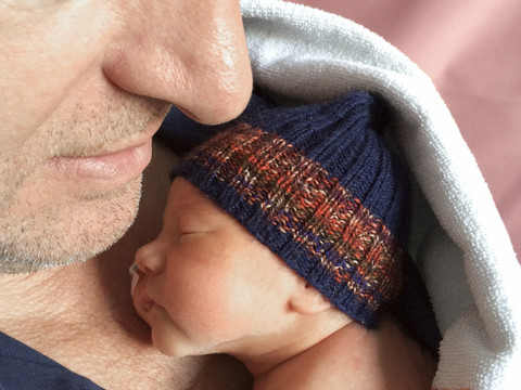 Vater mit Baby Fruehgeborenem, Freiburg, Deutschland, lizenzfreies Stockfoto