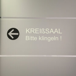 Tür zum Kreißsaal, Freiburg, Deutschland - DRF000708