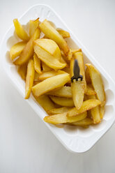 Selbstgemachte Pommes frites in Plastikschüssel - MYF000448
