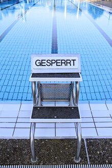 Sprungbrett eines Schwimmbads mit Verbotsschild - VTF000334