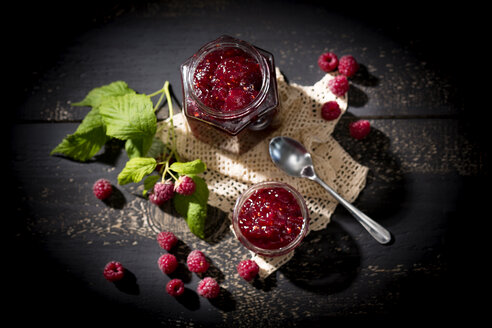 Hausgemachte Himbeermarmelade und Himbeeren, Rubus idaeus - MAEF008531