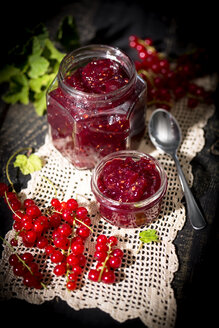 Hausgemachte Johannisbeermarmelade und rote Johannisbeeren, Ribes rubrum - MAEF008533