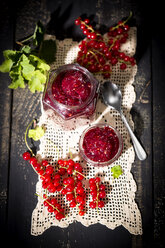 Hausgemachte Johannisbeermarmelade und rote Johannisbeeren, Ribes rubrum - MAEF008534