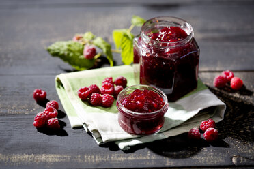 Homemade raspberry jam and raspberries, Rubus idaeus - MAEF008535