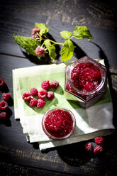 Gläser mit Himbeermarmelade und Himbeeren, Rubus idaeus - MAEF008536