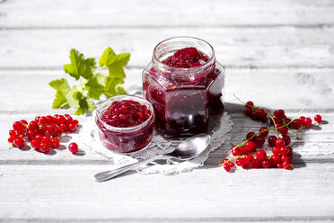 Hausgemachte Johannisbeermarmelade und rote Johannisbeeren, Ribes rubrum - MAEF008538