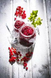 Hausgemachte Johannisbeermarmelade und rote Johannisbeeren, Ribes rubrum - MAEF008539