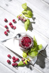 Hausgemachte Himbeermarmelade und Himbeeren, Rubus idaeus - MAEF008543