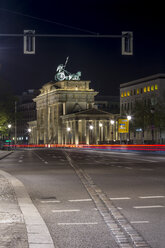 Germany, Berlin, Brandenburger Tor at night, the cobblestone line marks the former position of the Berlin Wall - NKF000149