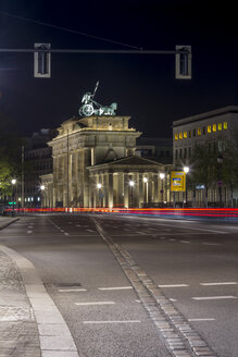 Deutschland, Berlin, Brandenburger Tor bei Nacht, die Kopfsteinpflasterlinie markiert die ehemalige Position der Berliner Mauer - NKF000149