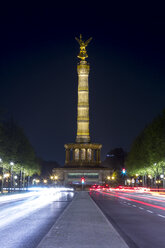 Deutschland, Berlin, Berlin-Tiergarten, Großer Stern, Berliner Siegessäule bei Nacht - NKF000150