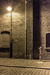 Deutschland, Bremen, Ein Hydrant und eine Straßenlampe in einem verlassenen Industriegebiet - NK000158