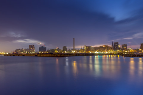 Deutschland, Hamburg, Blick über den Baakenhafen in der Hafencity am Abend, lizenzfreies Stockfoto