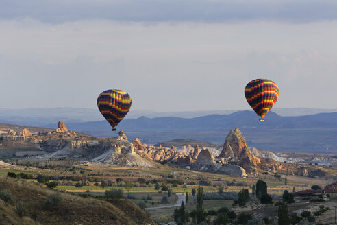 Türkei, Ostanatolien, Kappadokien, zwei Heißluftballons schweben über Tuffsteinformationen im Goereme National Park - SIEF005520
