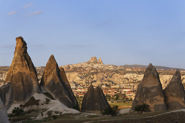 Turkey, Cappadocia, fairy chimneys at Goereme National Park in front of the villages Goereme and Uchisar - SIEF005522