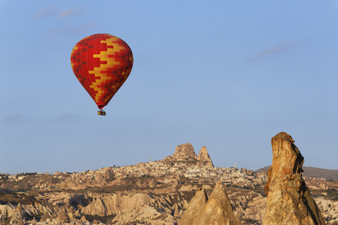 Türkei, Kappadokien, Heißluftballon vor dem Dorf Uchisar im Goereme Nationalpark schwebend - SIEF005523