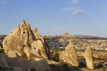 Turkey, Cappadocia, fairy chimneys at Goereme National Park in front of the villages Goereme and Uchisar - SIEF005525