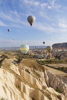 Türkei, Kappadokien, Heißluftballons, die über Tuffsteinformationen im Goereme-Nationalpark schweben - SIEF005529