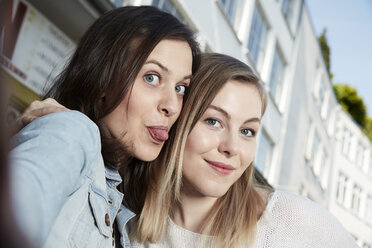 Zwei junge Frauen nehmen Selfie im Freien - STKF000908