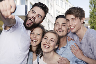 Gruppe von Freunden nimmt Selfie im Freien - STKF000910