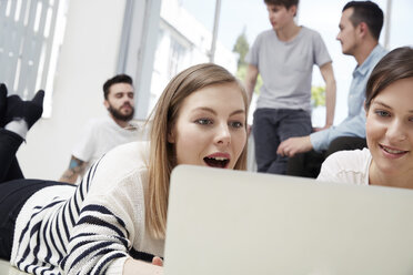 Gruppe von Kreativschaffenden mit Laptop auf dem Boden - STKF000932