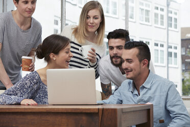 Gruppe von Kreativschaffenden mit Laptop am Tisch - STKF000965