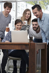 Gruppe von Kreativschaffenden mit Laptop am Tisch - STKF000966