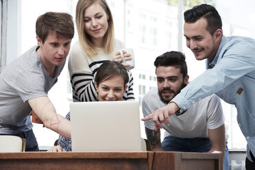 Gruppe von Kreativschaffenden mit Laptop am Tisch - STKF000967