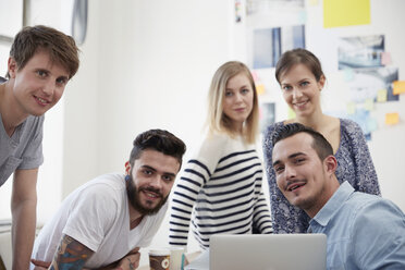 Gruppe von Kreativschaffenden mit Laptop am Tisch - STKF000973