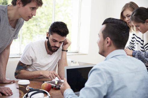 Gruppe von Kreativen bei einem Treffen - STKF000977