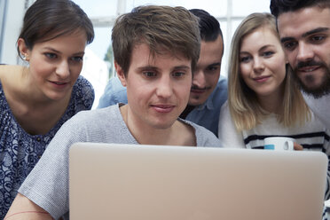 Gruppe von Kreativschaffenden mit Laptop am Tisch - STKF000978